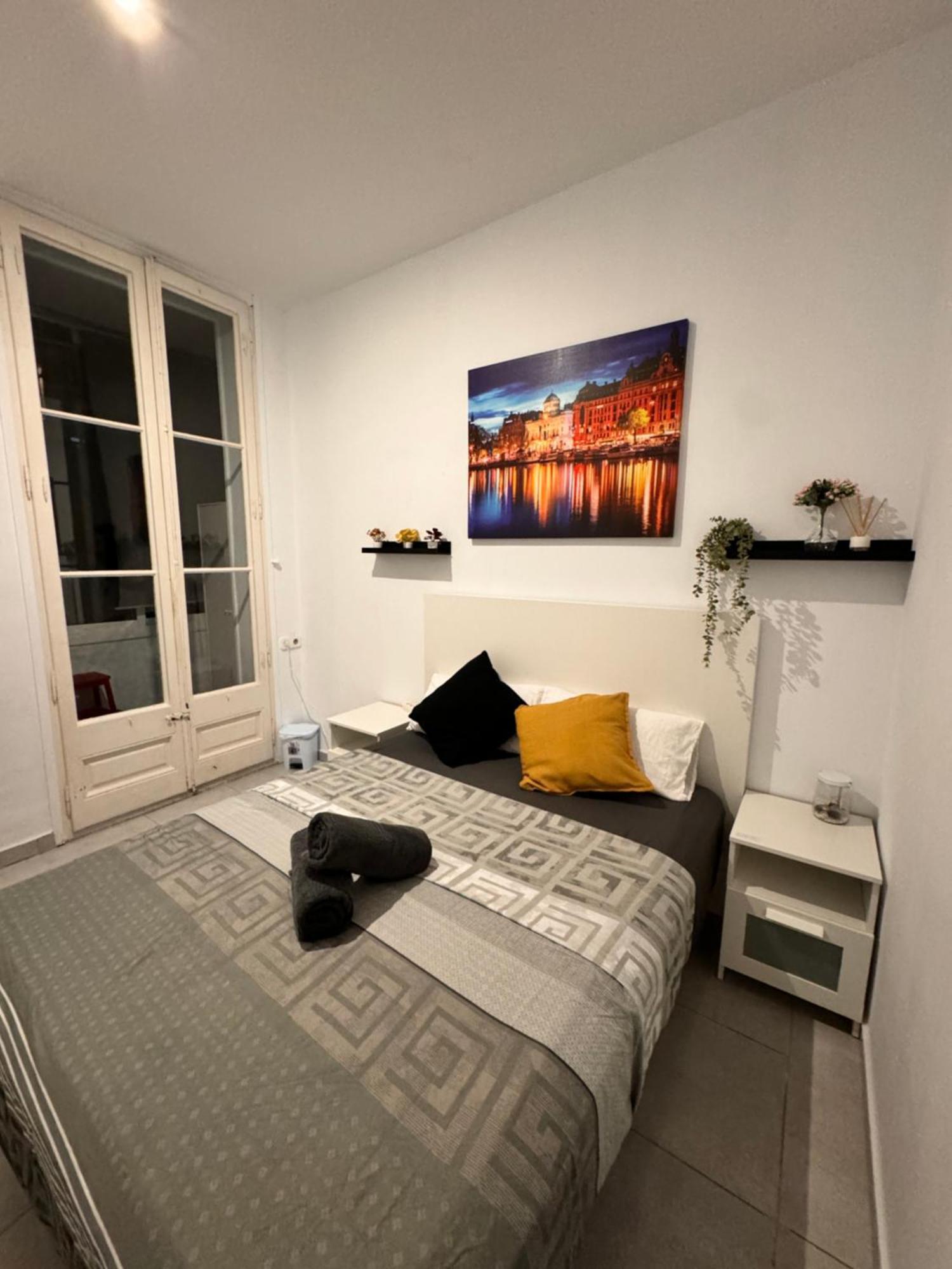 Rooms In Spacious Apartment In City Center Barselona Dış mekan fotoğraf