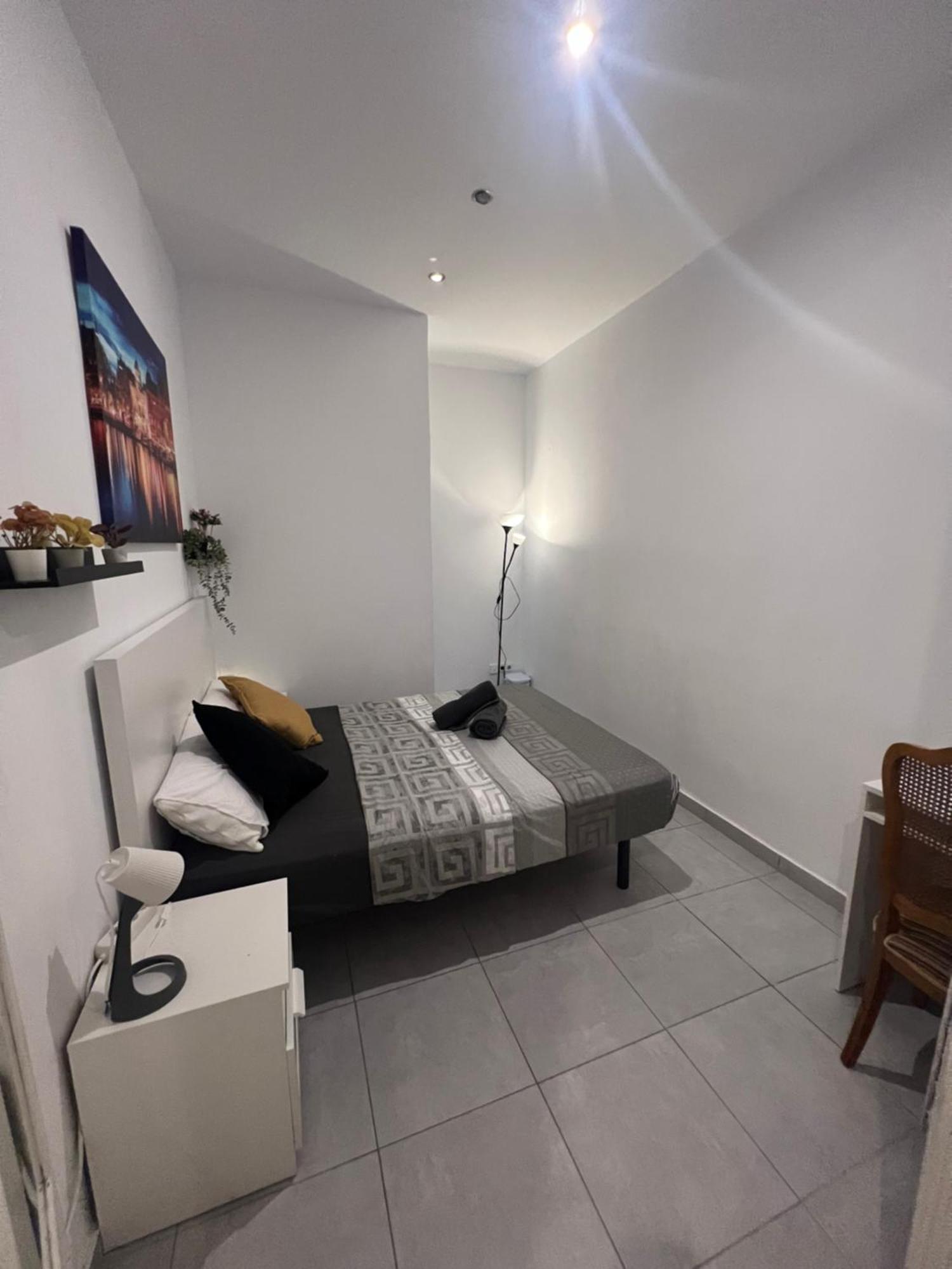 Rooms In Spacious Apartment In City Center Barselona Dış mekan fotoğraf